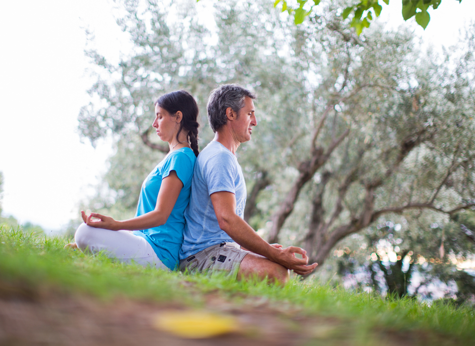 meditació en parella. Yoga Lleida.